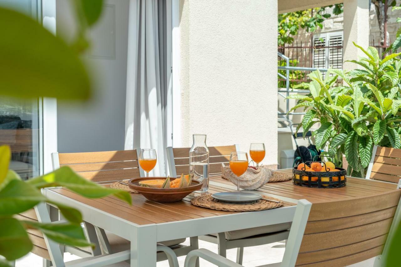 Apartments Flora Трогір Екстер'єр фото